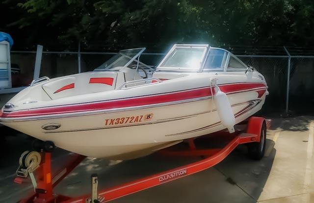 Full view of a red speed boat rental at Lake Lewisville